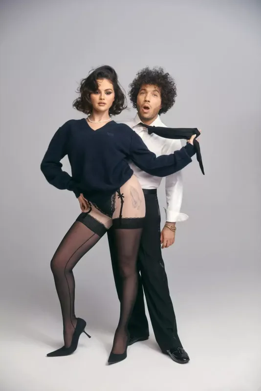 “Sevgililər günü” üçün açıq-saçıq pozalar verdilər