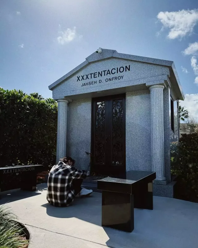 Coni Mayamidə məşhur reperin məzarını ziyarət etdi