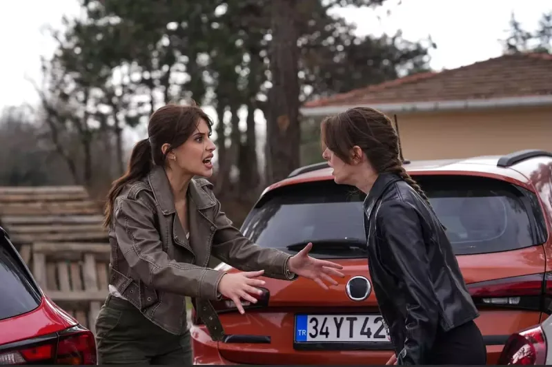 Türkiyəli aktrisaların da olduğu təyyarəni ildırım vurdu