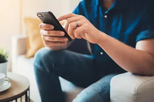 100 qadının fotoları ilə söyüşlü videolar paylaşmışdı - Həbs edildi!