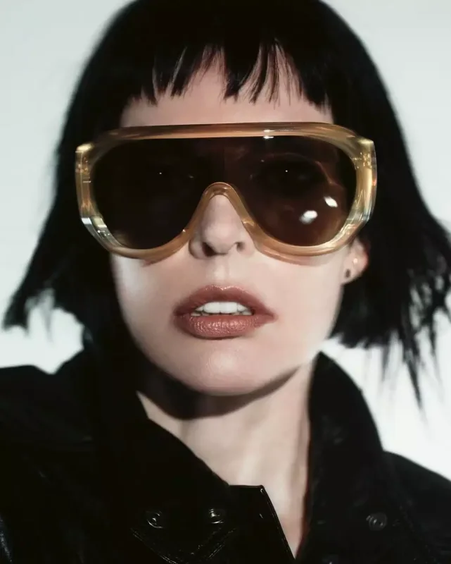 Milla Yovoviçi bir də belə görün