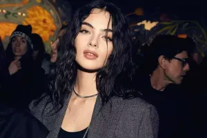 Deva Kassel məşhur dərgini bəzədi