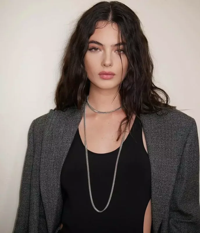 Deva Kassel məşhur dərgini bəzədi