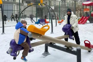 Zamiqin oğlu ilə qarlı havada əyləncəli anları