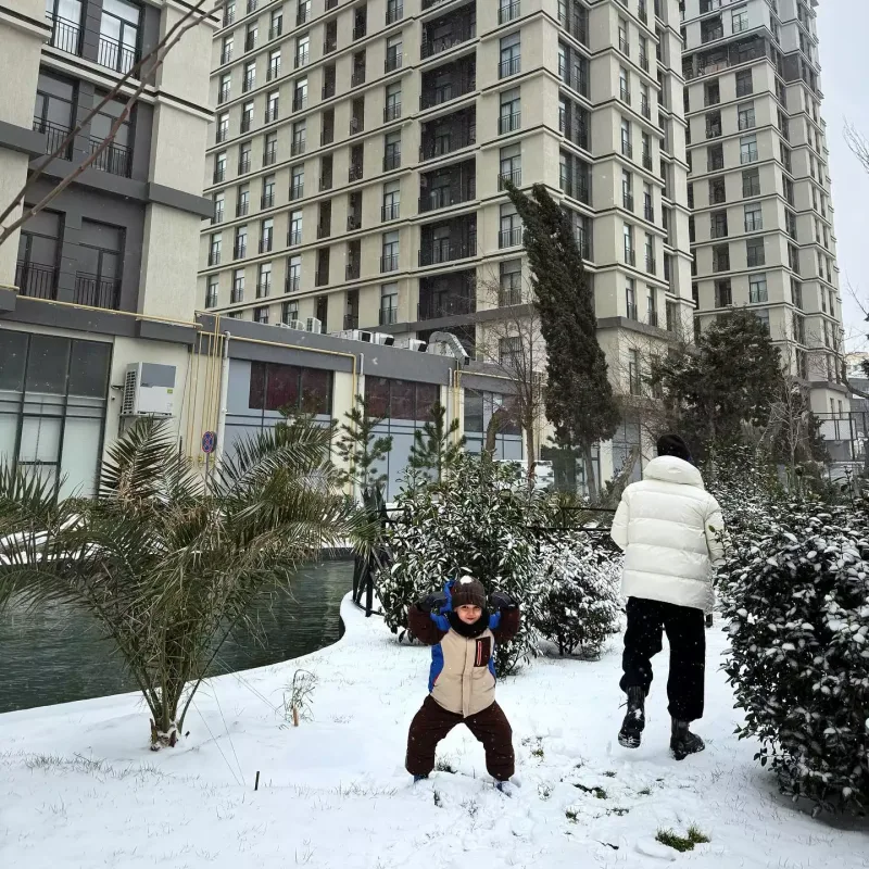 Zamiqin oğlu ilə qarlı havada əyləncəli anları