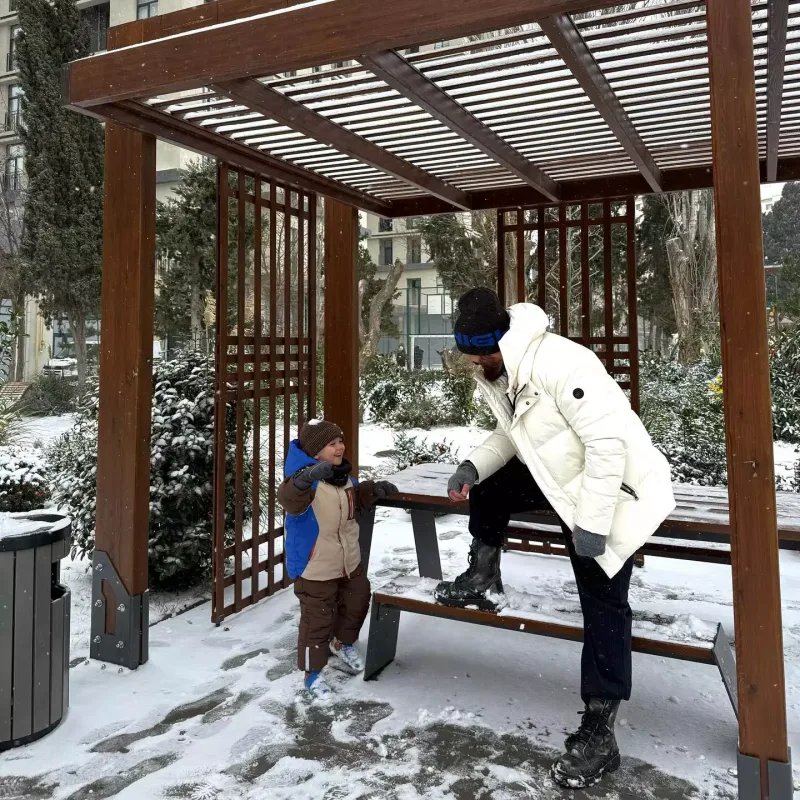 Zamiqin oğlu ilə qarlı havada əyləncəli anları