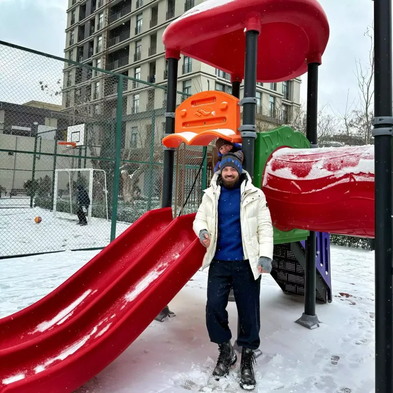 Zamiqin oğlu ilə qarlı havada əyləncəli anları
