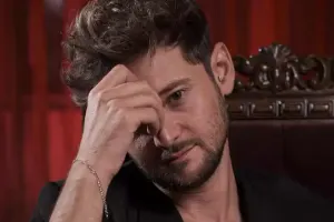 Eldarın küçədə ayaqqabısı cırıldı - Video