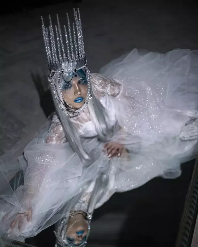 Azərbaycanlı müğənni qeyri-adi obrazda