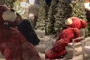 Vüsalə villasının həyətində oyuncaq ayıya şeir dedi