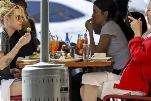 Aktrisa nişanlısı ilə görüntüləndi