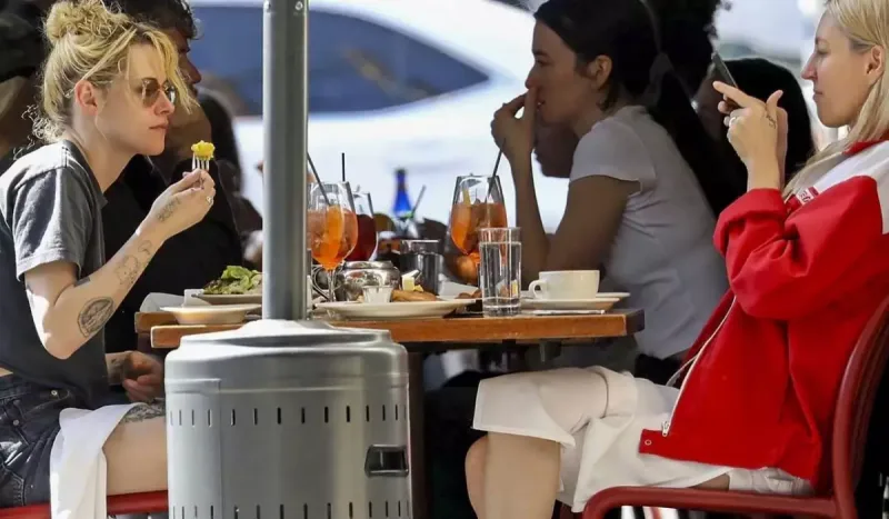 Aktrisa nişanlısı ilə görüntüləndi