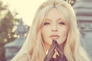 Madonna “ölümcül qadın”  obrazında