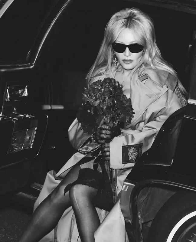 Madonna “ölümcül qadın”  obrazında