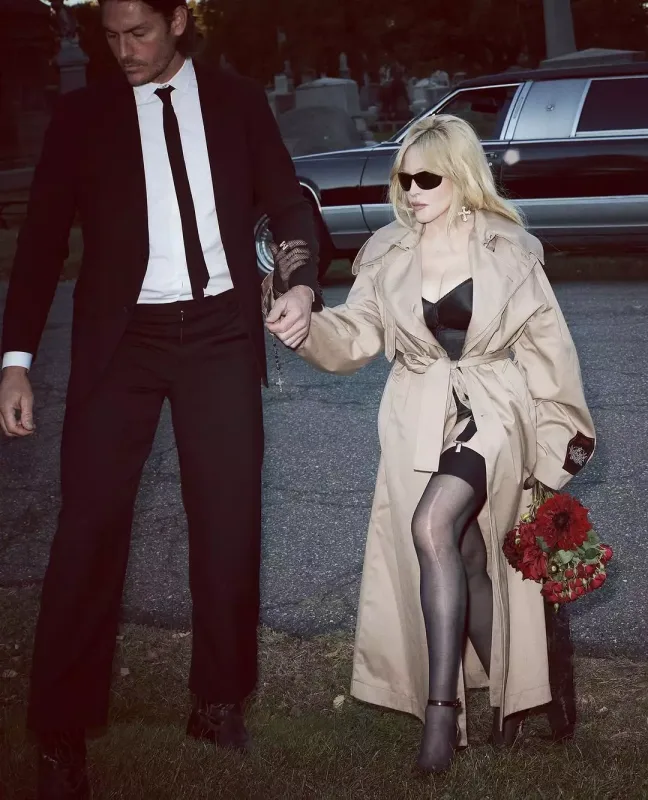 Madonna “ölümcül qadın”  obrazında