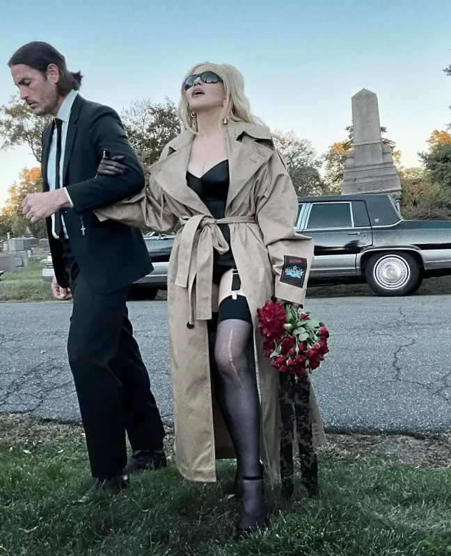 Madonna “ölümcül qadın”  obrazında