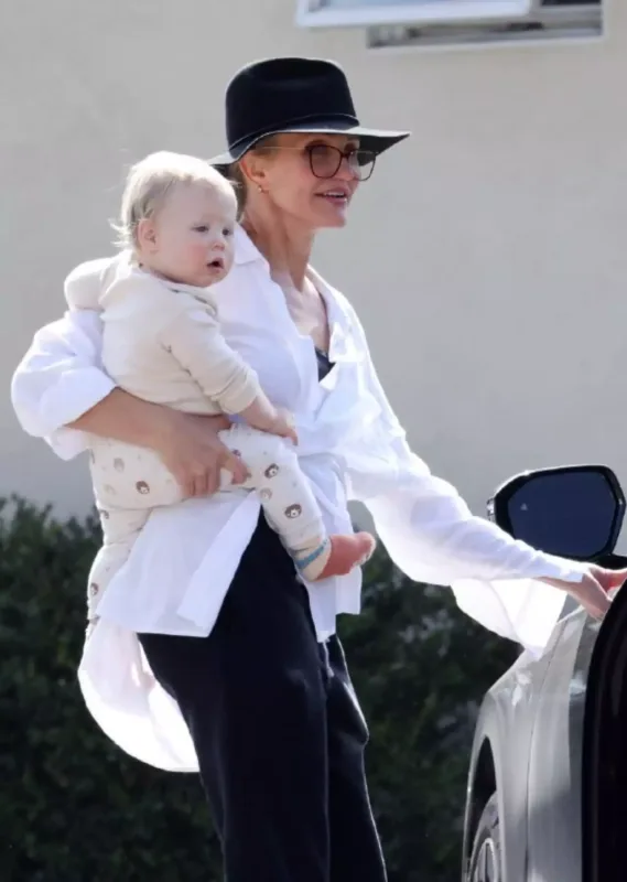 Kemeron Diaz ilk dəfə oğlu ilə görüntüləndi