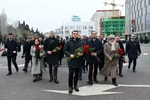 Mədəniyyət Nazirliyinin kollektivi Xocalı soyqırımı qurbanlarının xatirəsini yad edib