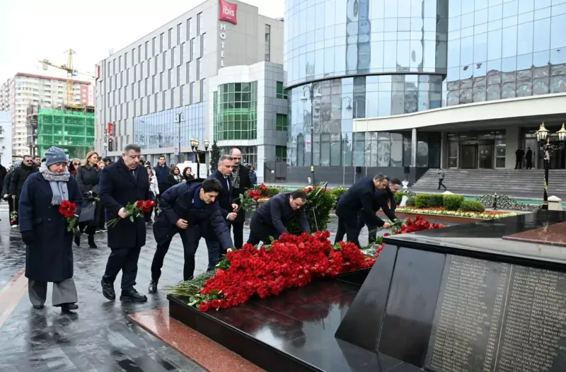 Mədəniyyət Nazirliyinin kollektivi Xocalı soyqırımı qurbanlarının xatirəsini yad edib