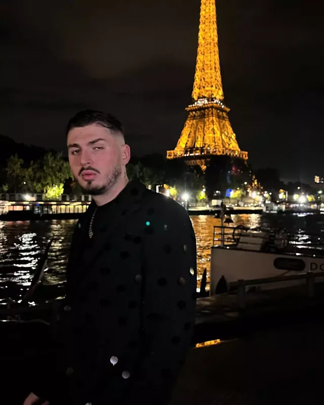 Yeni sevgilisi çılpaq modellik edir