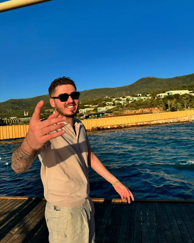 Yeni sevgilisi çılpaq modellik edir