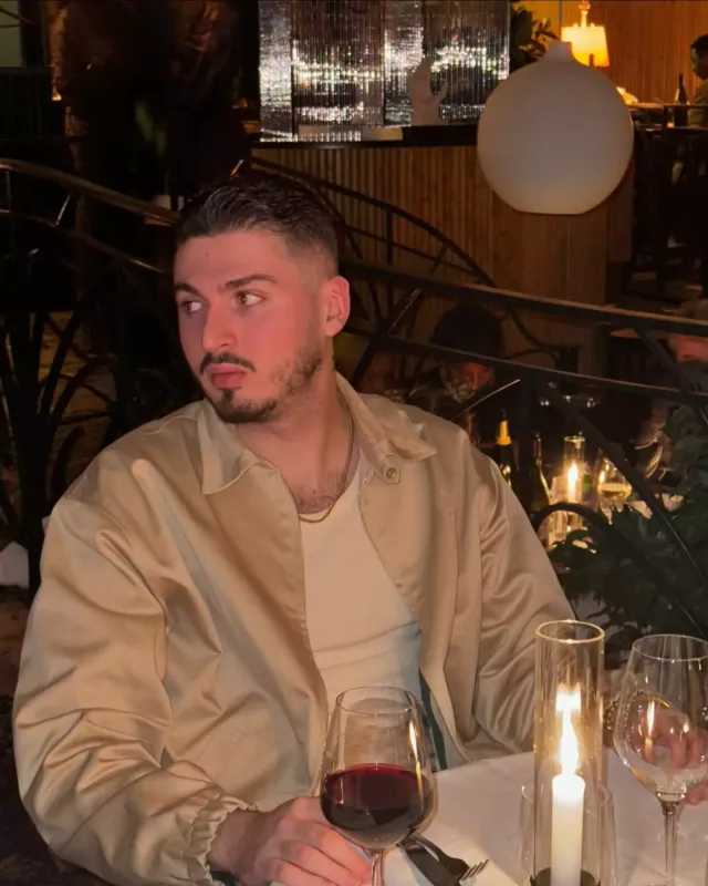 Yeni sevgilisi çılpaq modellik edir