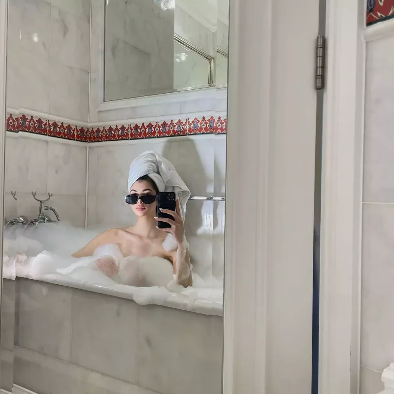 Yeni sevgilisi çılpaq modellik edir