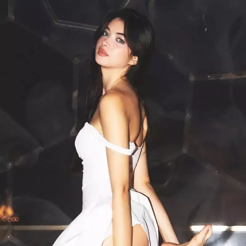 Yeni sevgilisi çılpaq modellik edir