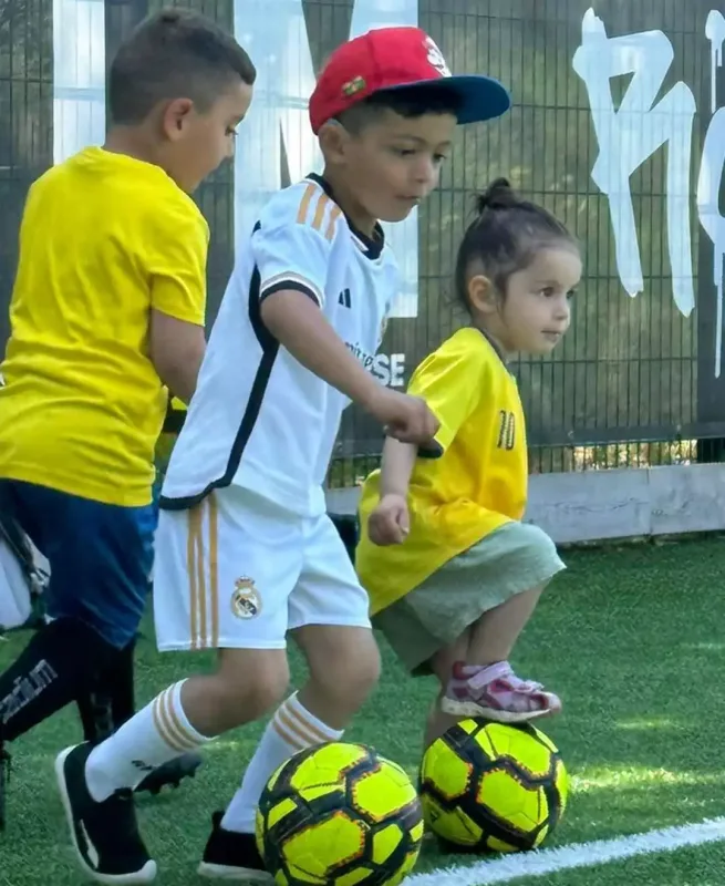 Almazdan İsveçdə yaşayan nəvəsi ilə bağlı paylaşım