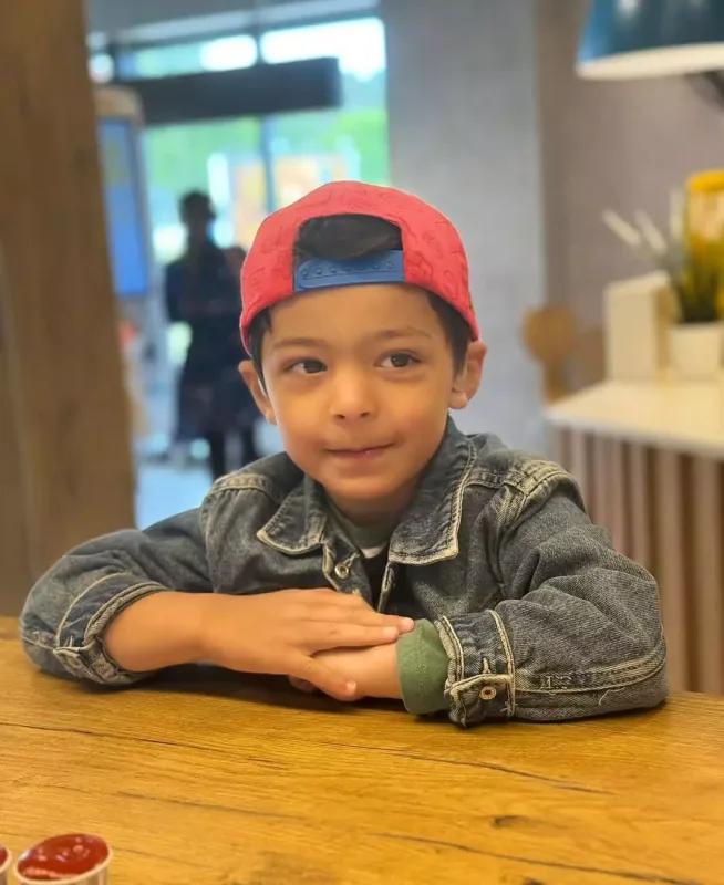 Almazdan İsveçdə yaşayan nəvəsi ilə bağlı paylaşım