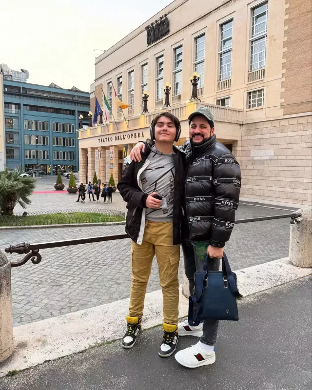 Xalq artisti boşandığı xanımının oğlu ilə bir arada