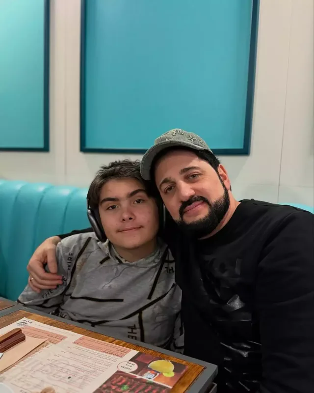 Xalq artisti boşandığı xanımının oğlu ilə bir arada