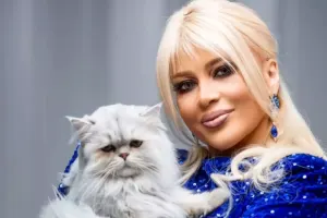 Mətanət pişiklə pozalar verdi