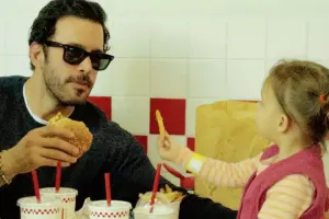 Qızı ilə şəkillərini paylaşdı