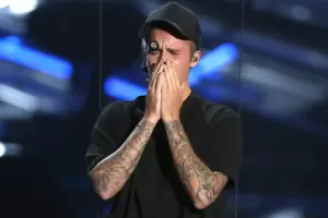 Castin Biber onun adını eşidən kimi ağlayır