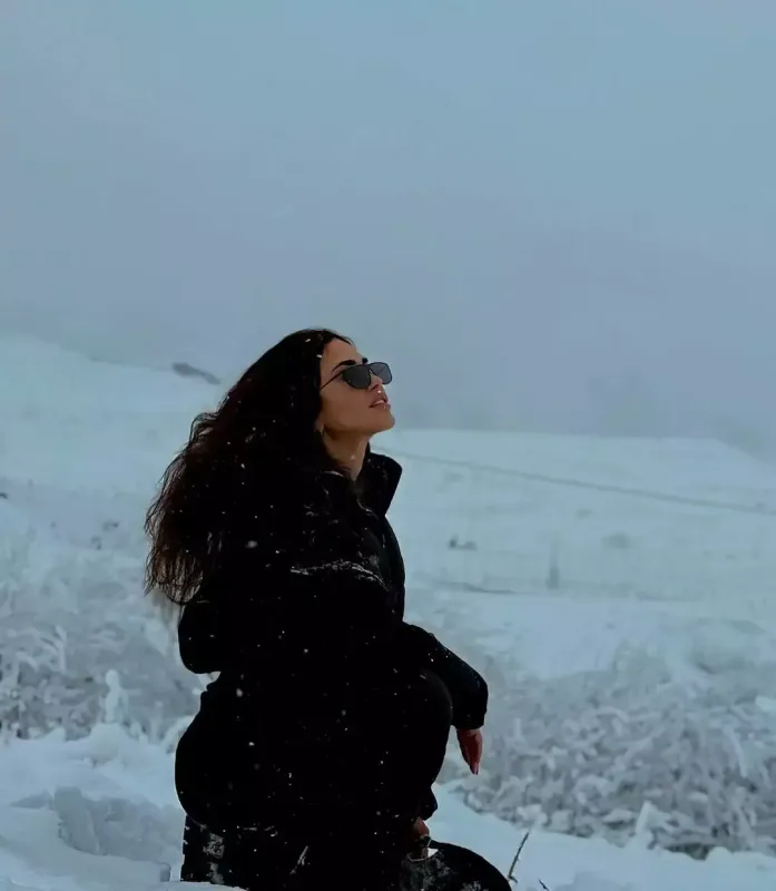 Pərvin qarlı havada pozalar verdi