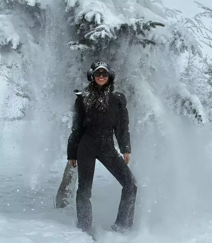 Pərvin qarlı havada pozalar verdi