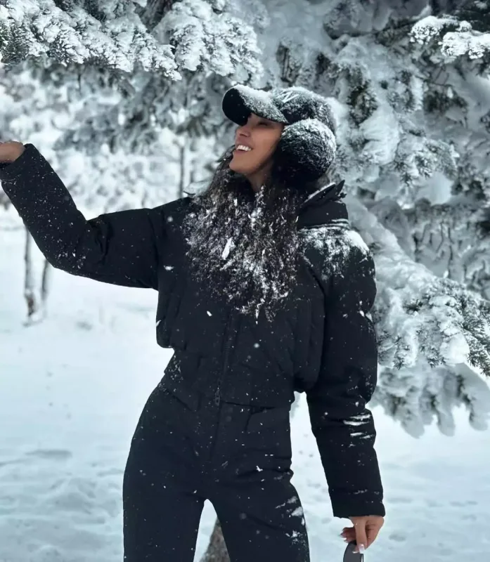 Pərvin qarlı havada pozalar verdi