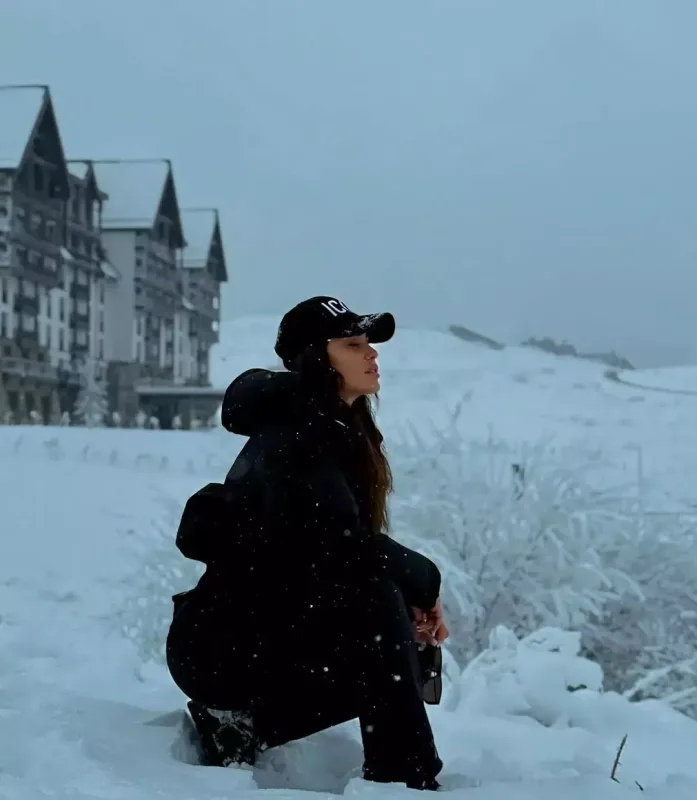 Pərvin qarlı havada pozalar verdi