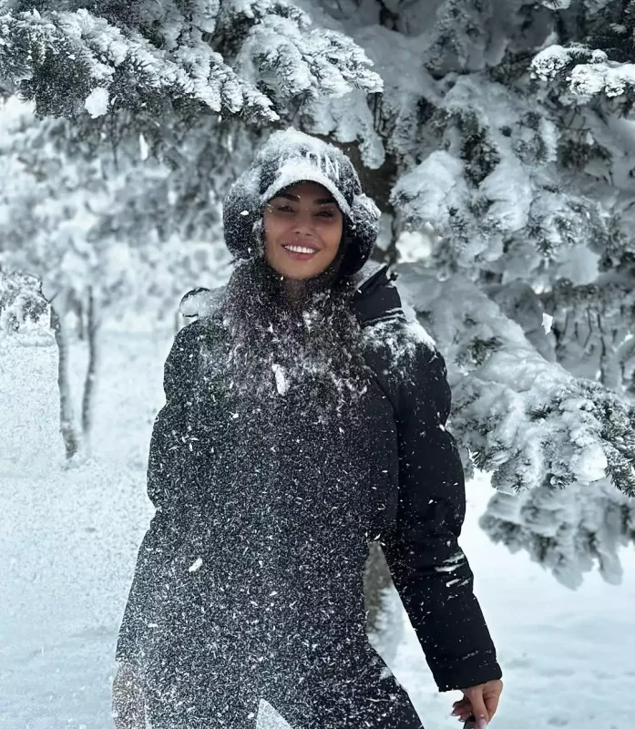 Pərvin qarlı havada pozalar verdi