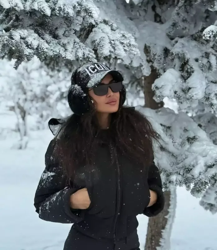 Pərvin qarlı havada pozalar verdi
