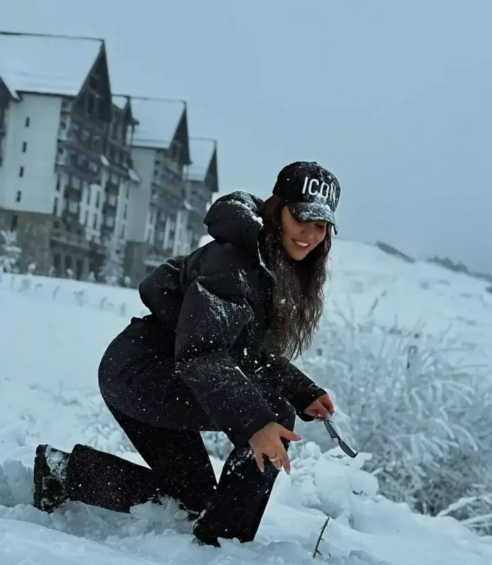 Pərvin qarlı havada pozalar verdi