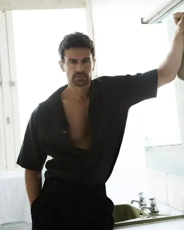 Teo Ceymsdən “Dolce&amp;Gabanna” üçün fotolar