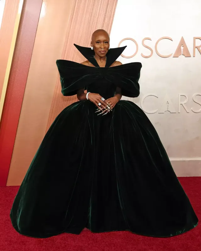 Qırmızı xalıda ulduz keçidi...