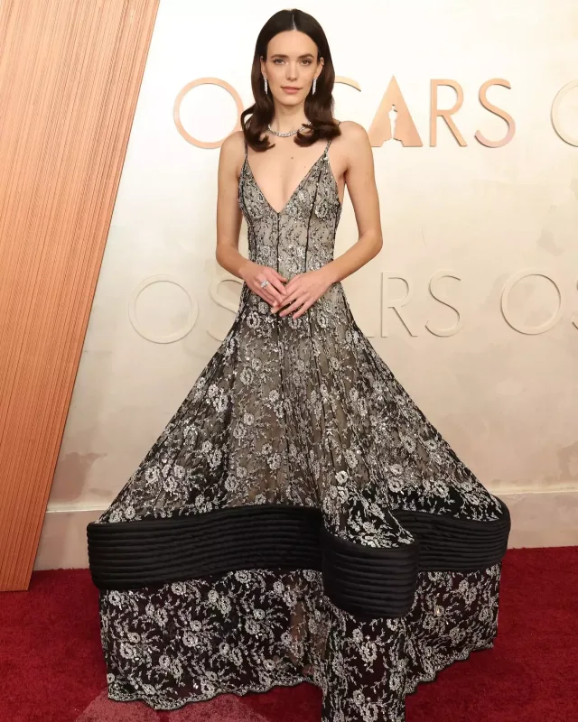 Qırmızı xalıda ulduz keçidi...