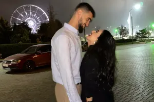 Azərbaycanlı futbolçu xanımına bahalı avtomobil aldı