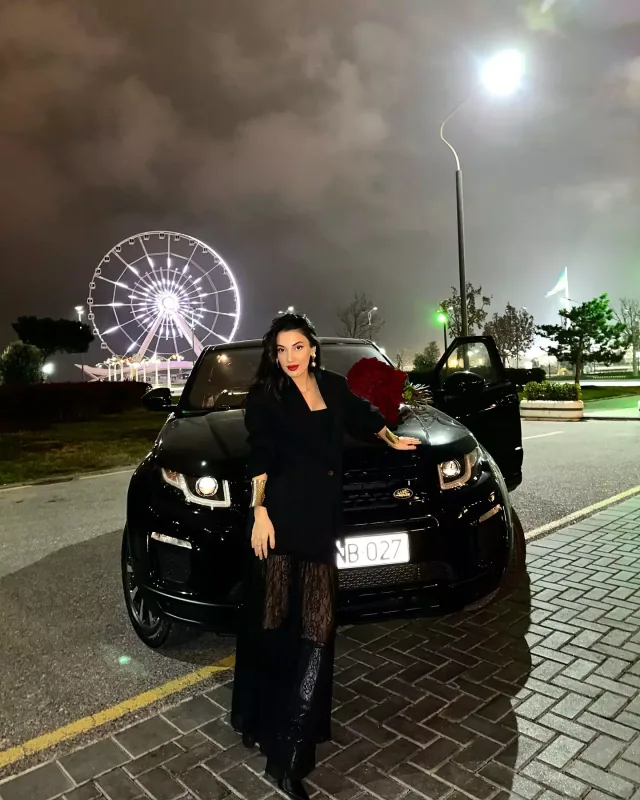 Azərbaycanlı futbolçu xanımına bahalı avtomobil aldı