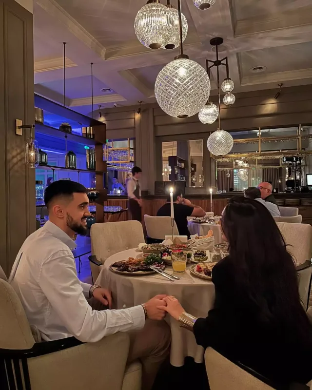 Azərbaycanlı futbolçu xanımına bahalı avtomobil aldı