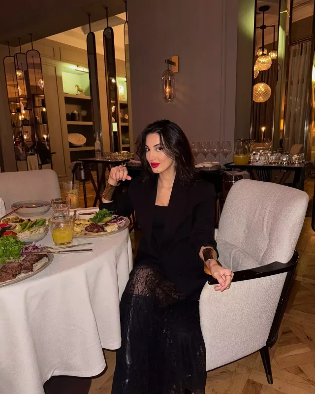 Azərbaycanlı futbolçu xanımına bahalı avtomobil aldı