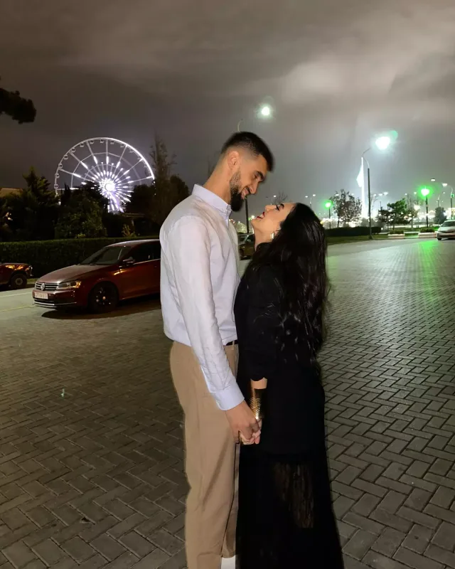 Azərbaycanlı futbolçu xanımına bahalı avtomobil aldı